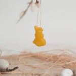 Anhaenger-Osterhase-Sitzend