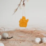Anhaenger-Osterhase-mit-Osterei