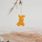 Anhaenger-Ostrehase-mit-Teddy