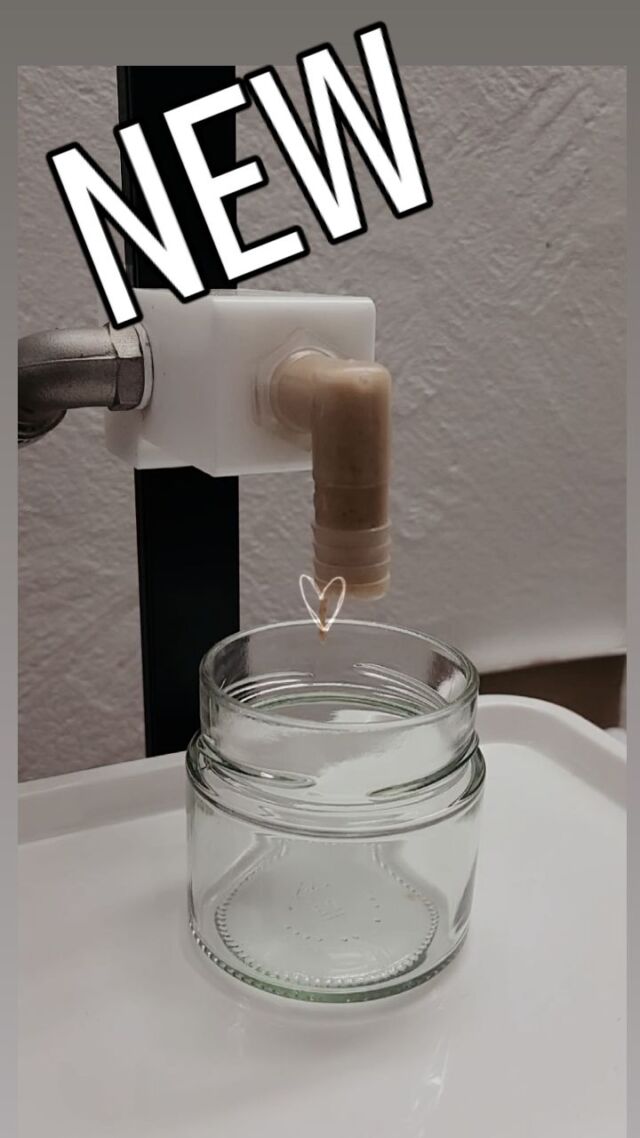 🍯✨ Der Herbst ist da – Zeit für wohltuende Genussmomente! ✨🍯
Entdecke jetzt unsere beiden brandneuen Koglers Honigkreationen: 
🍏🍁 Cremehonig mit Apfel & Zimt – der perfekte süße Begleiter für kalte Tage, mit wärmenden Gewürzen und fruchtigem Apfelgeschmack. 
🌿🥄 Cremehonig mit Ingwer – belebend, wärmend und voller natürlicher Schärfe, ideal für einen Energie-Boost im Winter.
Genieße den cremigen Luxus, der dir durch die kalte Jahreszeit trägt! Jetzt entdecken und den Winter mit purem Honig-Genuss versüßen. 💛
Erhältlich im Selbstbedienungsladen
Koglers Honig Obgrün 37
8264 Hainersdorf 
und demnächst auch unter www.koglershonig.at 
#KoglersHonig #WinterGenuss #Cremehonig #ApfelZimt #Ingwer #NatürlichWärme #Honigliebe