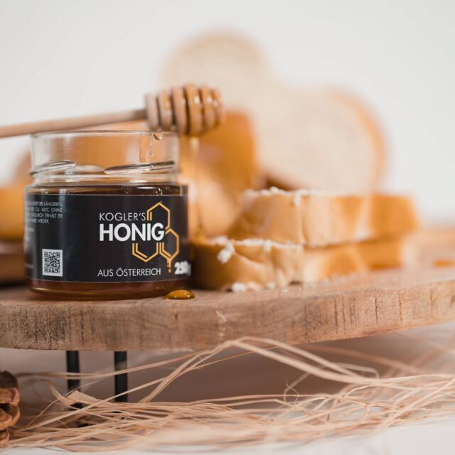 ÜBER EIN GLÄSCHEN HONIG ZUM STRIEZEL FREUT SICH JEDER!😉 
🍯Schenke dir und deinen Lieben,besonders jetzt zur Allerheiligen Zeit ein Gläschen mit wertvollem Honig.
Denn unser Honig ist zur Herbstzeit nicht nur der perfekte Begleiter im Tee, sondern auch die perfekte Kombi zum traditionellen Allerheiligenstriezel!
Besuche uns im Selbstbedienungsladen oder auf unserer Website www.koglershonig.at und entdecke unser Honigsortiment.
Gerne personalisieren wir unsere Produkte auch nach euren Vorstellungen, nutze dazu die Rubrik ,,White Label,, auf www.koglershonig.at 
Koglers Honig 
#koglershonig #geschenkidee
#honig #quality
#allerheiligen #regional #nachhaltigkeit #Imkerei
