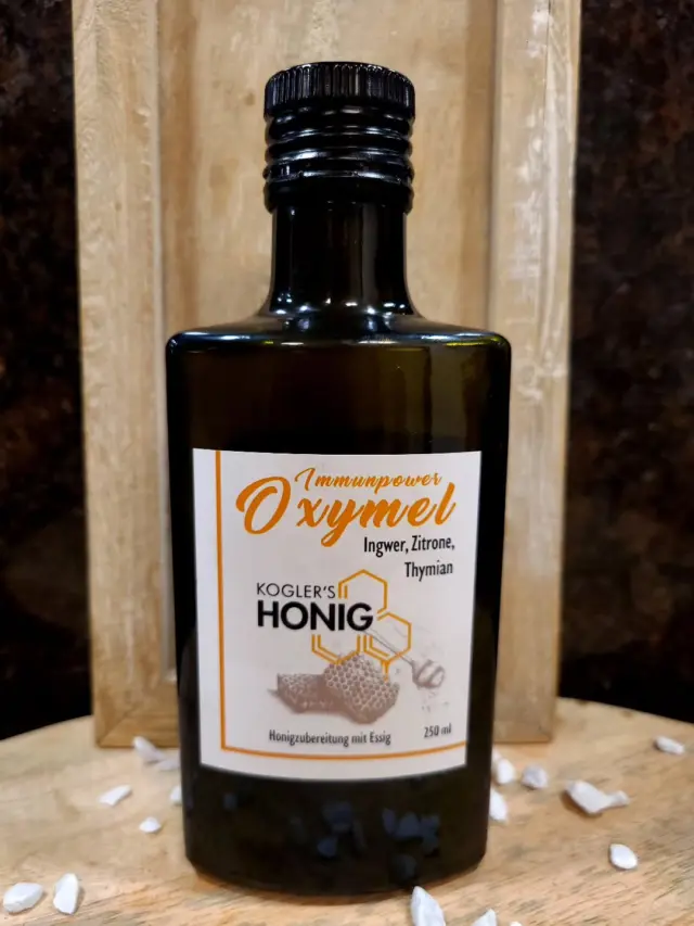 Starte vital und fir ins neue Jahr mit
 💪Koglers Honig Oxymel 👌

Oxymel ist bester Apfelssig von der Streuobstwiese mit feinstem Honig und erlesenen Kräutern ! 

Schon in der Antike wusste man die besondere Wirkung von Sauerhonig zu schätzen ! 

Erhältlich in drei leckeren Sorten 

👌Immunpower-Ingwer Zitrone Thymian 
👌Kräuterkraft -Holunder Kräuter 
👌Waldkraft - Tanne 

Im Selbstbedienungsladen Koglers Honig Obgrün 37,8264 Hainersdorf oder unter www.koglershonig.at bestellen 

#koglershonig #Oxymel #Immunpower #Imkerei